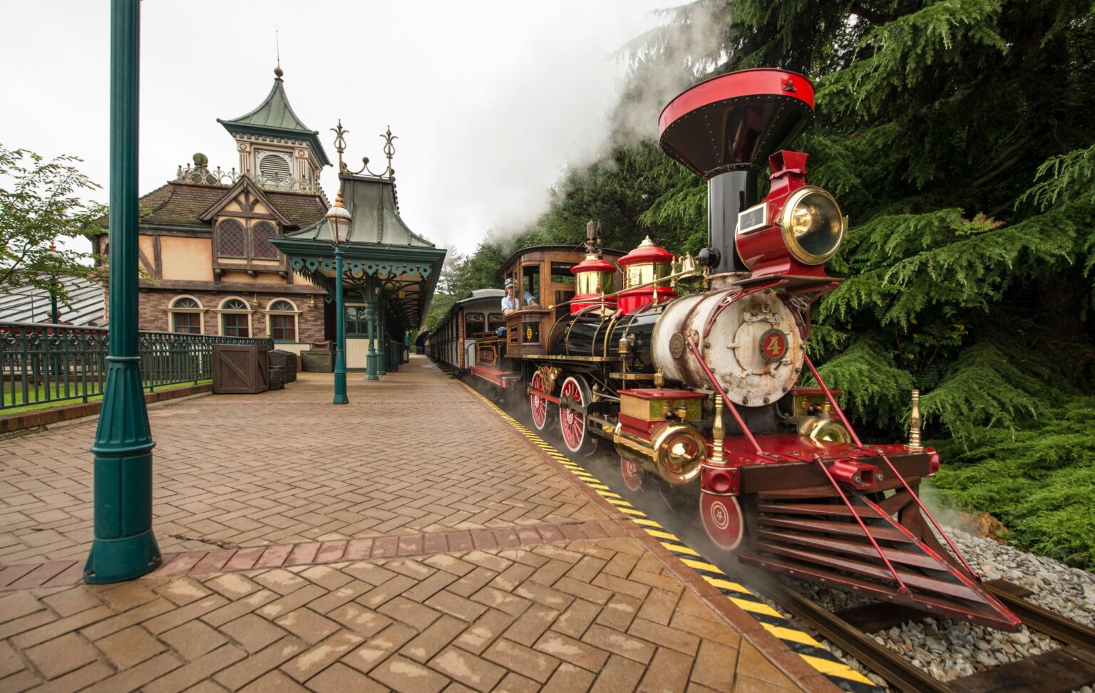 the-trains-of-disneyland-paris-travel-to-the-magic