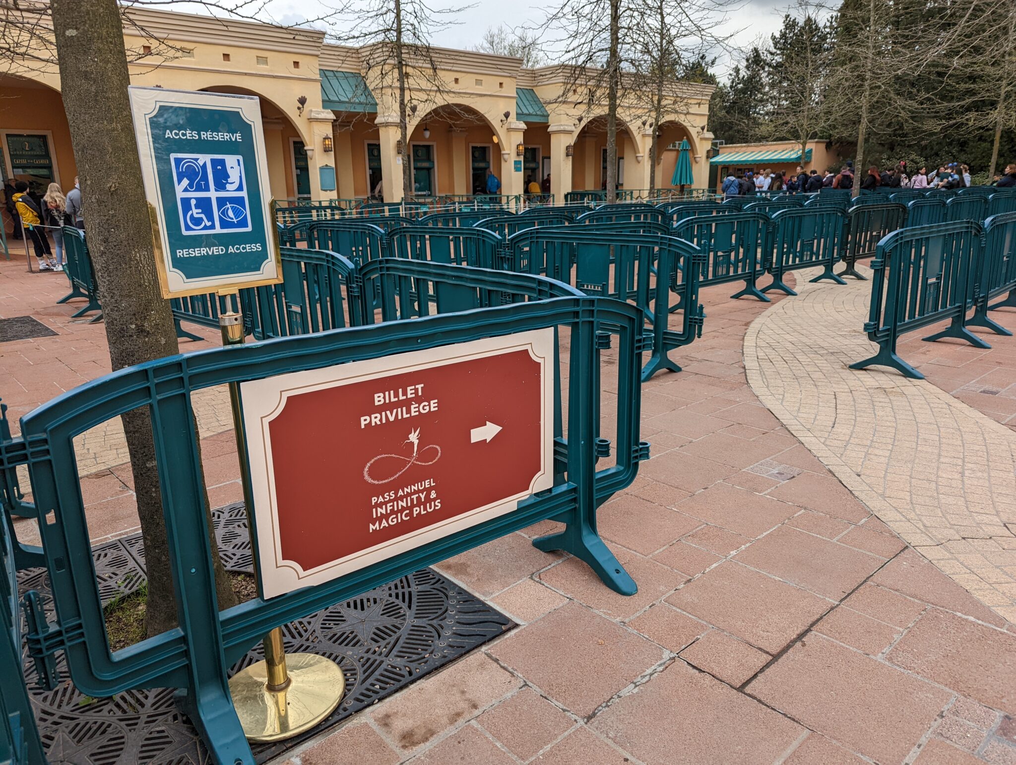 Passer des heures pour renouveler son Pass annuel à Disneyland Paris